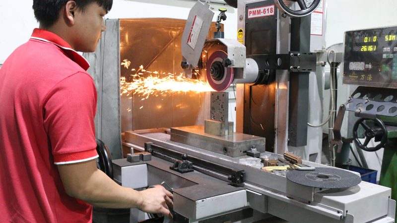 模具滑块材料Cr12MoV与SKD11：性能对比与选型解析