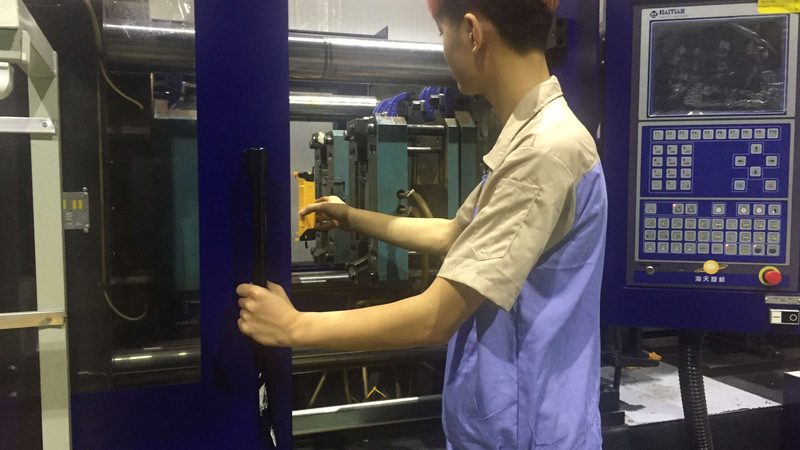 汽车连接器级进模：揭秘其制造工艺与选型要点